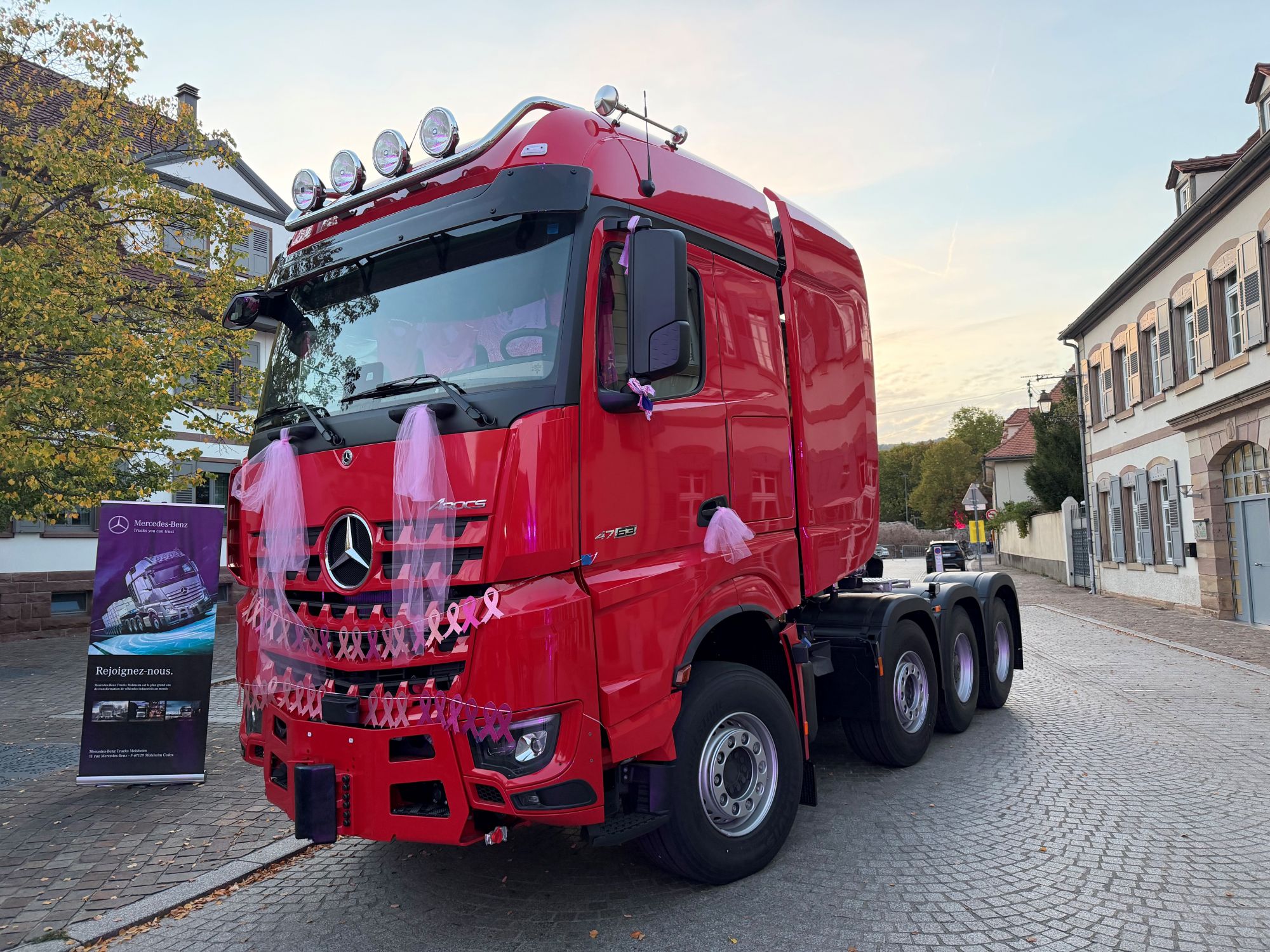 Un camion d&eacute;cor&eacute; aux couleurs de la Molsh&eacute;mienne expos&eacute; pour la manifestation