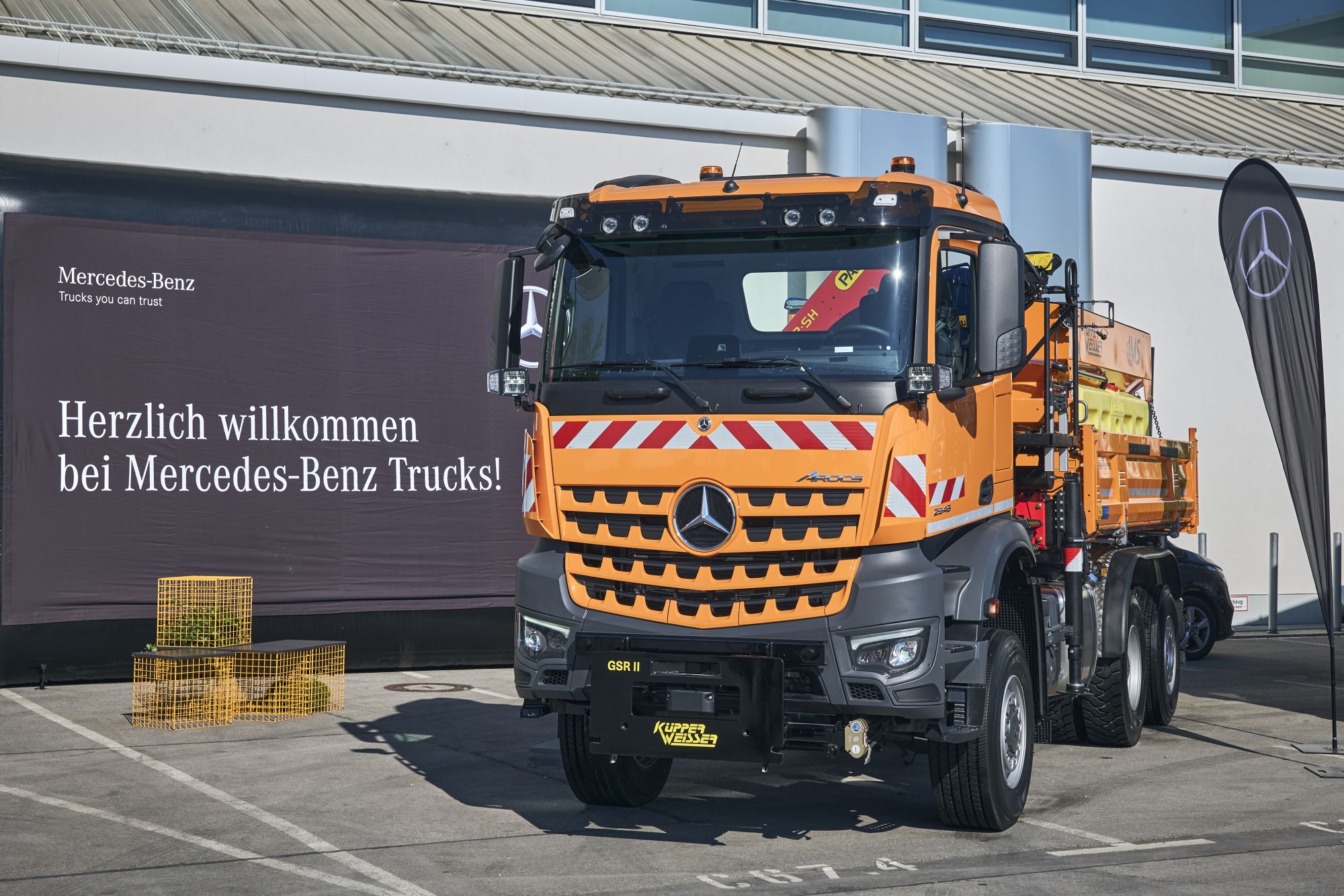 Arocs 6x4/4 présenté dans une configuration pour service hivernal. 